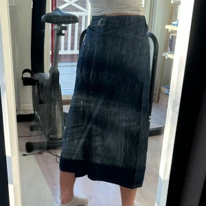 Lång jeanskjol från Levi’s - Denna långa jeanskjol från Levi’s hade suttit perfekt på någon som är lite kortare än jag (167 cm) och som vanligtvis har storlek XS eller kanske XXS😩😍men tyvärr är den för liten för mig och sitter därför inte så bra. På någon lite mindre hade den istället blivit mer lågmidjad och suttit mycket bättre!❤️‍🔥
