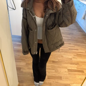 Olivgrön Zara jacka  - Säljer en Zara jacka i storlek S💕just nu ligger budet på 700kr