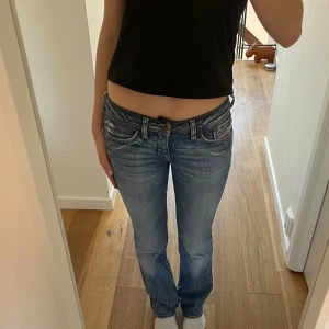 Lågmidjade diesel jeans - Sååå snygga jeans från diesel men är alldeles för tajta för mig så vill bli av med dem!! Inga defekter knappt använda💗Midjemått 36 och innerbenslängd ca 80 (jag är 170 och passar bra i längden)