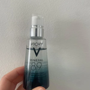 Vichy Minéral 89 - Vichy Minéral 89 är en återfuktande booster med hyaluronsyra och mineraliserande vatten. Den kommer i en stilren flaska med pump och har en transparent design med blå toning. Perfekt för att stärka och återfukta huden dagligen.