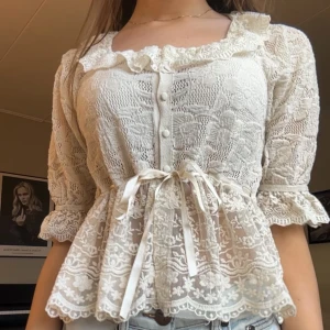 Spets blus - Säljer denna jätte fina spets blus från Zara, men kan själv knyta och spänna för hur man vill att blusen ska sitta!!  Jättefinn och perfekt nu för sommaren!!🤍🌼