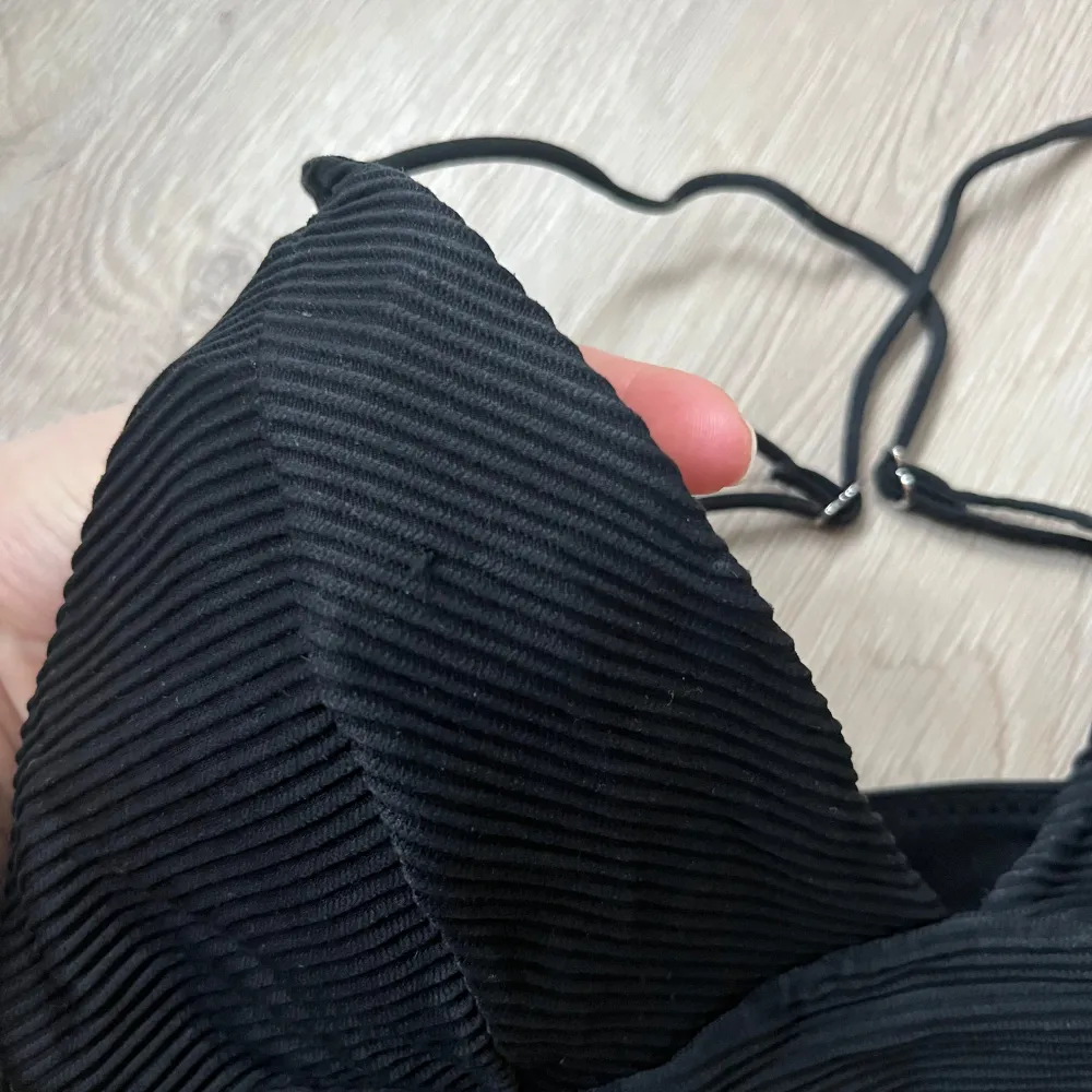 Svart ribbad bikini med uttagbara vadderingar i fint använt skick, någon tråd som sticker ut men inget som man tänker på. Storlek 40 men skulle säga att den är mindre i storlek, 36-38.. Muu.