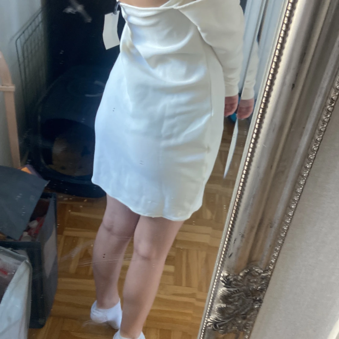 Vit klänning med öppen rygg och ringdetalj - 1