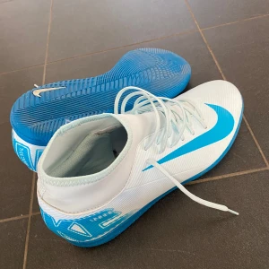 Nike futsalskor  - Tja säljer dessa skor som jag använde på skolfutsal då de ej kommer till användning längre. Använd 3-5 gånger. Storleken är 44.5. Priset kan diskuteras och ställ frågor! 