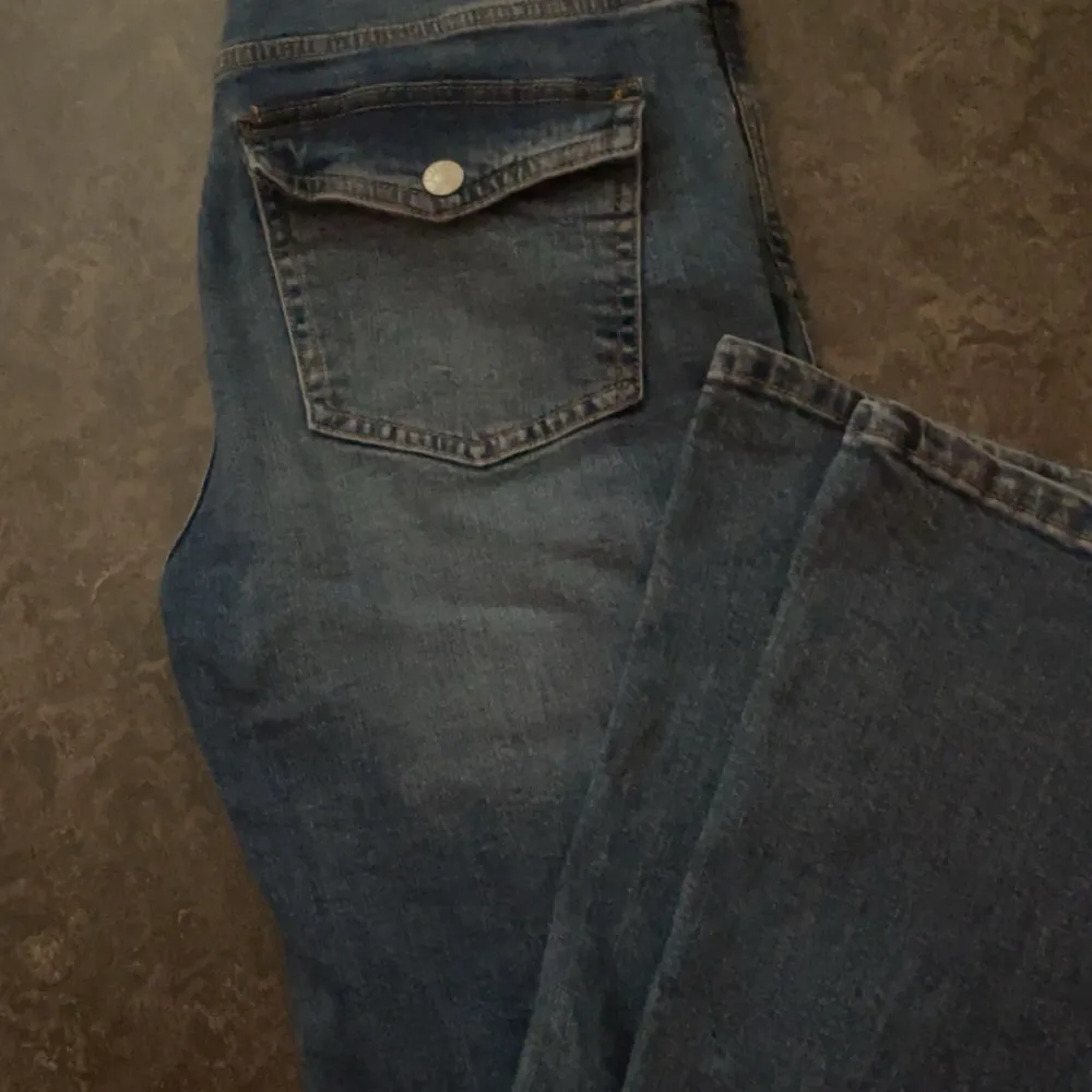 Helt nya jeans, beställde förra veckan och var för stora på mig. Storlek: L,short length (W,31-32) (ingen prislapp på men köptes för 300kr. Farkut & Housut.