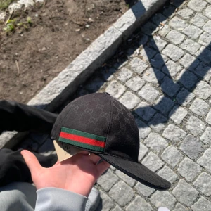 Gucci keps - Säljer min svarta gucci keps den är ganska fräsch och har knappt använt den. Passar perfect till sommaren om man ska ut och resa. skick 8/10