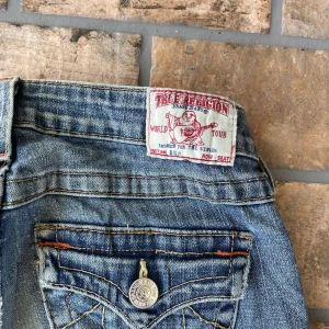 True Religion  | Blå  | Storlek: 28 - Hejsan! Säljer nu dessa true religion jeans i färgen blå. Jeansen är i mycket gott skick och inga synliga skavanker finns med.  | Vid frågor kring är det bara att hör av er //TKTL_Resell