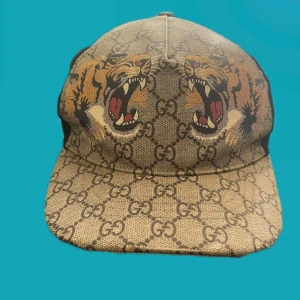 Tiger Gucci keps - tiger Gucci keps, size XL passar M och  justerbar till vilken storlek som helst. Cond 8-10 insidan går att tvätta bort. Äkta. Kvitto finns!