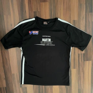 Träningströja tränings t-shirt - Svart tränings t-shirt med vita ränder i strl M. Skulle säga att den även passar bra på S. I bra begagnat skick. Unisex då den inte är insvängd i modellen. 55kr i frakt (Postnord) tillkommer