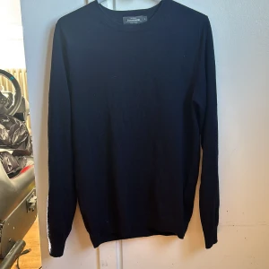 Svart tröja i merinoull från Dressmann - Säljer en stilren svart tröja från Dressmann i mjuk merinoull. 