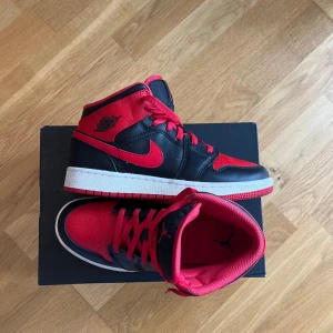 Nike Air Jordans i rött och svart - Snygga Nike Air Jordans i en klassisk röd och svart färgkombination❤️🖤. Skorna har en hög design med snörning och en tydlig Nike-logga på sidan. Mycket fint skick och knappt använda