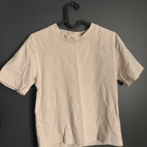 Beige t-shirt - Säljer en enkel och stilren beige t-shirt med korta ärmar från Gina tricot. Passar till det mesta.