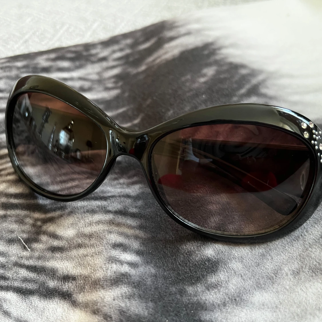 Svarta solglasögon med strassdetaljer - 1