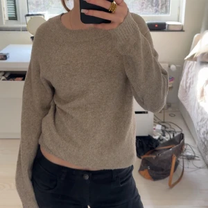 Beige stickad tröja - Säljer en mysig beige stickad tröja med rund hals och långa ärmar. 