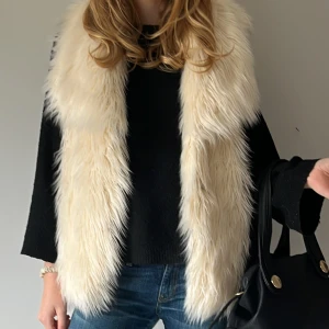 Fin och bekväm pälsväst  - Säljer en stilren vit pälsväst från BikBok. Västen har en mjuk och fluffig textur som ger en lyxig känsla som fortfarande är mycket bekväm.Perfekt för att lägga till en touch av elegans till din outfit. Säljer då den inte kommer till bruk. Använd två gånger. Skriv vid minska fråga😊🫶🏻🌸