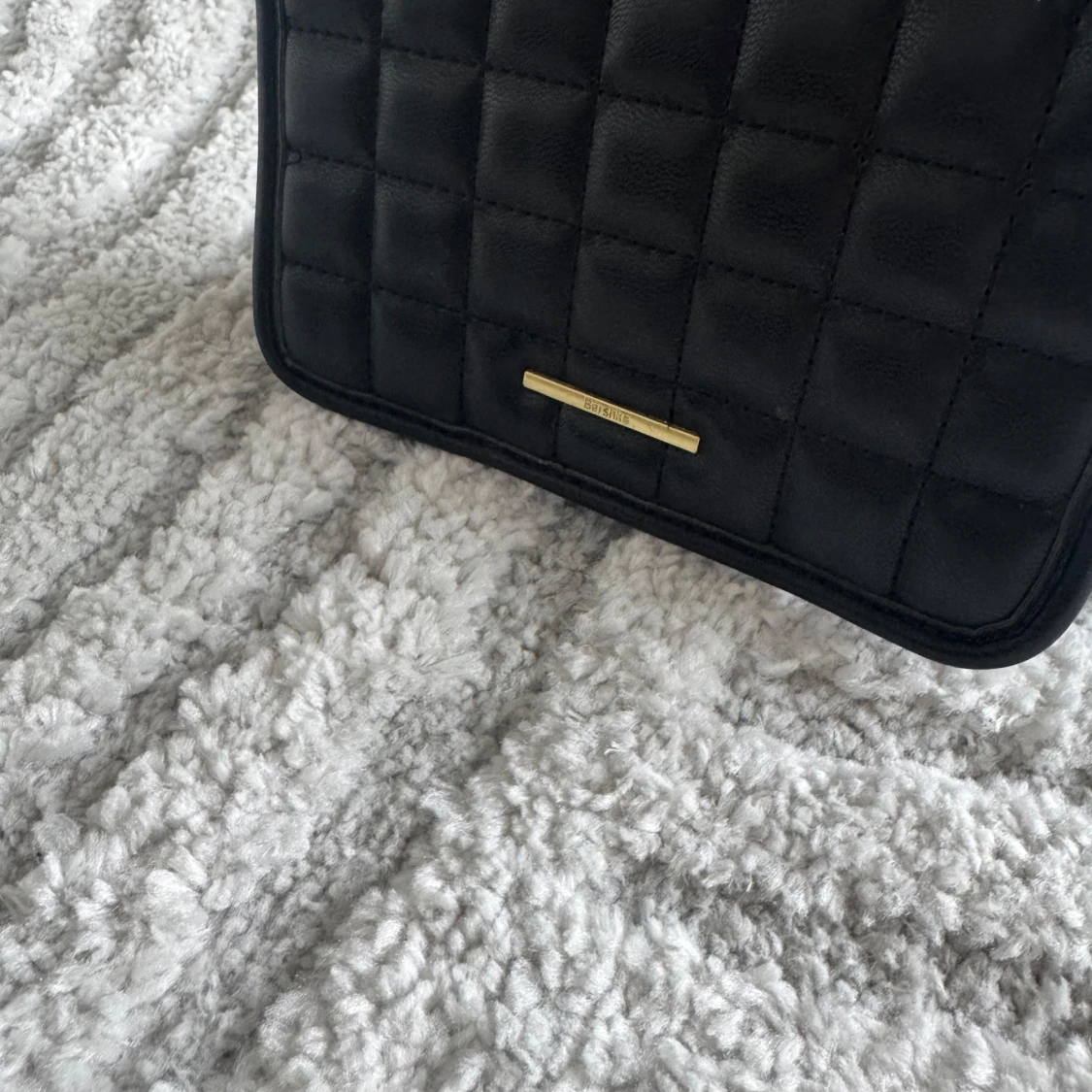 Svart quiltad axelväska med guldkedja - 1