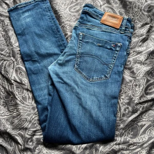 Tommy hilfiger slim jeans - Pretty used, no holes or flaws. Slim fit 31/32