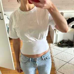 Vit T-shirt  - Supersnygg vit T-shirt med smock. Storlek XS