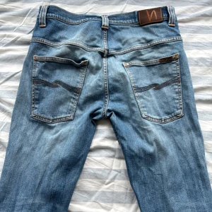 Blå jeans från Nudie Jeans - Säljer ett par klassiska blå jeans från Nudie Jeans. Modellen heter Tape Ted. Storlek är 34/32  skriv om frågor!