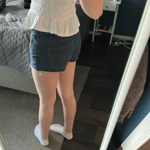 Jeansshorts - Blåa jeansshorts med låg midja, strl 38🩷