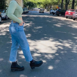 Svarta Chelsea boots med platåsula - Snygga svarta Chelsea boots i skinn med robust platåsula och gul söm. Perfekta för en cool och avslappnad stil. De har en rund tå och elastiska paneler för enkel på- och avtagning.