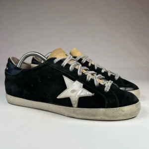 Golden Goose Sneaker - Golden Goose Sneaker | Bra skick | Orginalbox ingår vid köp | Fetare Colourway hittar du inte! | Perfekta till våren/sommaren☀️| PLUGMANIA👟