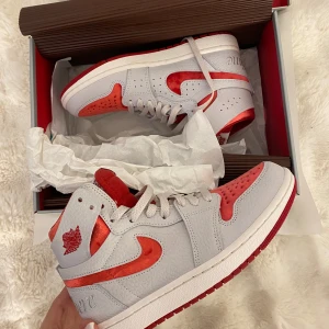 Helt nya jordans skor - Säljer helt nya Jordan-skor! Aldrig användt, passar storlek 37,5–38. Pris kan diskuteras vid snabb affär.