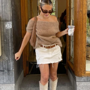 Beige offshoulder tröja - Säljer en mysig beige offshoulder tröja från Design By Si. Perfekt för en stilren och avslappnad look. Passar bra till både jeans och kjol. Aldrig använd men har dragit bort prislappen 😊storlek XS/S, pris är förhandlingsbart