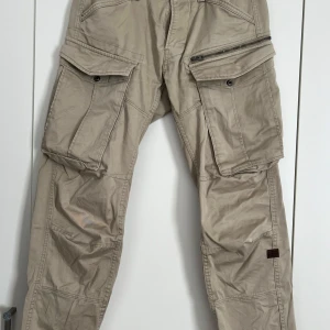 Beige cargobyxor från G-Star RAW - Säljer ett par beige cargobyxor från G-Star RAW. Storlek 28/32 