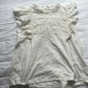 Vit frill blus  - Somrig och fin, den är mer som en blus i utseendet men materialet är som ett linne. Bra skick, aldrig använd 💞💞 (Pris kan diskuteras vid snabb äffär)
