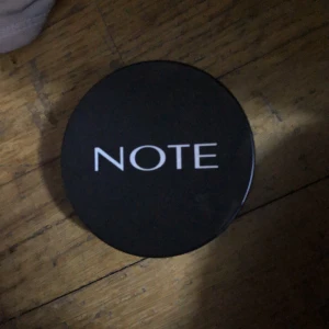 Baked Blusher 02 Vintage Pink från NOTE - Säljer en Baked Blusher i nyansen 02 Vintage Pink från NOTE. Den kommer i en rund, svart dosa med inbyggd spegel. Perfekt för att ge kinderna en naturlig och fräsch färg.