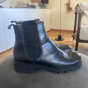 Svarta boots i äkta skinn - Snygga svarta boots i äkta skinn. Perfekt för både höst och vinter!!🫶🫶