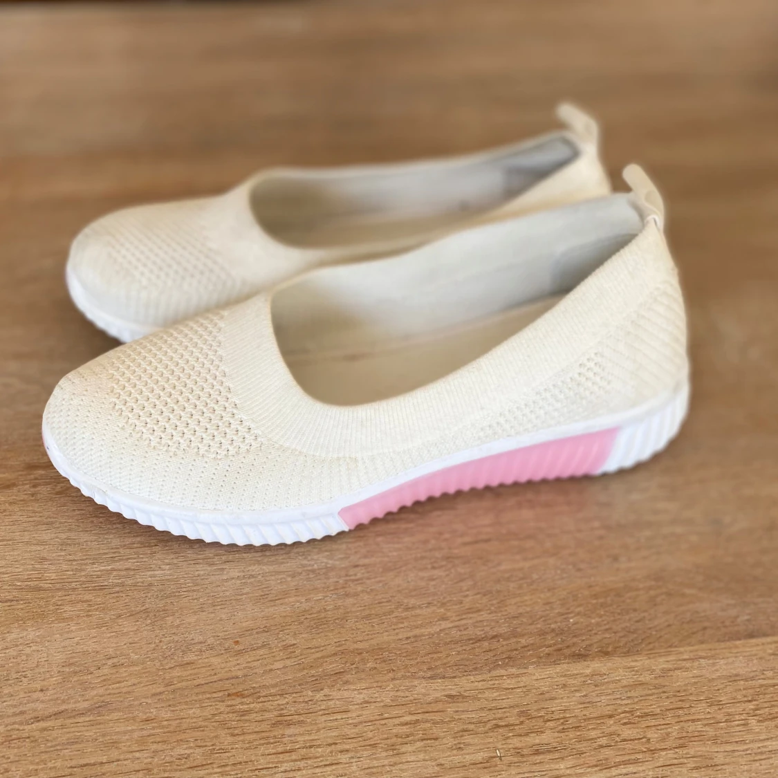 Vit  ballerinaskor med rosa detalj