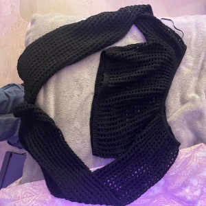 Svart stickad halsduk - Snygg svart stickad mag tröja med långa ärmar. Köpt i London. 