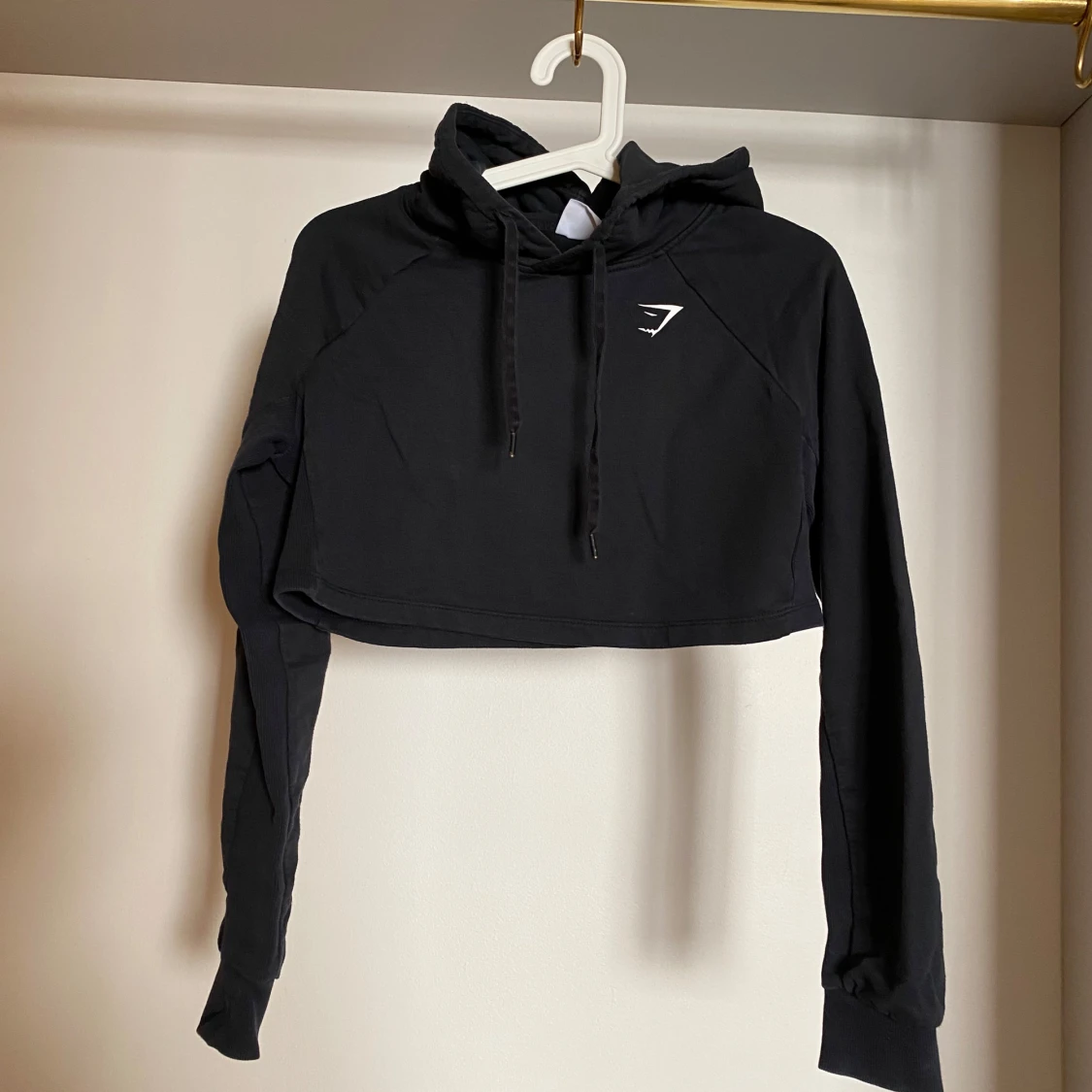 Svart croppad hoodie från Gymshark - 1