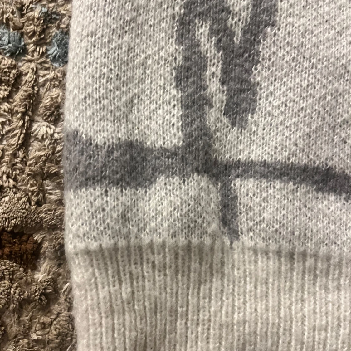Grå och vit stickad tröja - 1