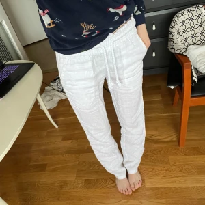 Skagen linnebyxor - Vita lågmidjade linnebyxor från Skagen Clothing i 100% linne nypris ca 1000kr