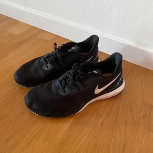 Träningsskor Nike - Svarta träningsskor från Nike i superbra skick! Använda ett fåtal gånger endast. Använt som inomhussko till träning, men går att ha utomhus med. 