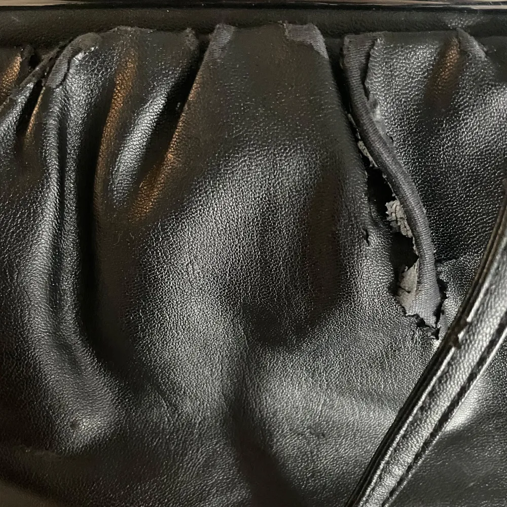Snygg svart axelväska i skinn med coola nitar på framsidan. Väskan har ganska många tecken på användning vilket man kan se på bilderna. Köpte väskan för 600 kr men säljer för 275 pågrund av alla defekter. . Laukut & Käsilaukut.