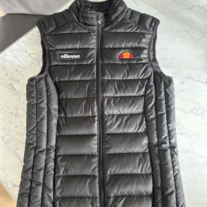 Ellesse väst  - Så snygg Ellesse väst passar perfekt till våren och hösten 🥰aldrig använd priset är duskiterbart!!