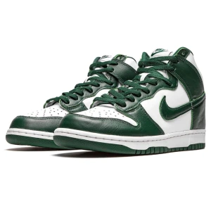 Dunk high Sparta green.  - Skick: 9/10! Jätte bra för vår och sommar.  säljer därför de är för små. Nypris:  3200kr. Köp gärna direkt eller hör va dig vid frågor!😊