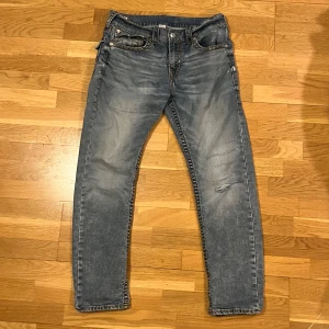 True Religion - Size 34/ 32 Bra skick, hål på knä  