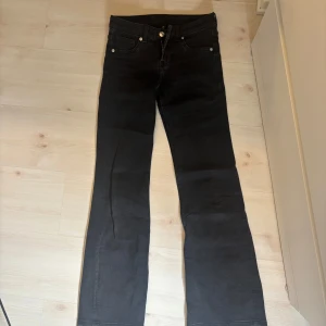 Svarta bootcut jeans  - Svarta bootcut jeans från H&M Divided i storlek 34 som jag själv sprättit upp längst ned❤️.