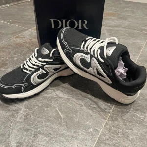 Dior B30 - Hej! Säljer nu mina sprillans nya Dior B30. Super fina och unika skor som passar alla outfits. Skorna är i storlek 42 och har aldrig använts. Skriv privat vid minsta lilla fundering!