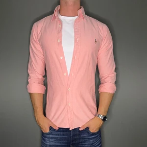 Ralph lauren skjorta - Hej säljer nu min fina Ralph lauren skjorta i storlek S. Den är i nyskick och kommer vara otroligt snygg på sommaren. Nypris cirka 1600kr! Vi kommer att sälja liknande produkter nu i sommar så glöm inte följa profilen!🌊🍾