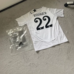 Real Madrid - Rüdiger #22 - Real Madrid tröja med Rüdiger #22 på ryggen. Storlek L