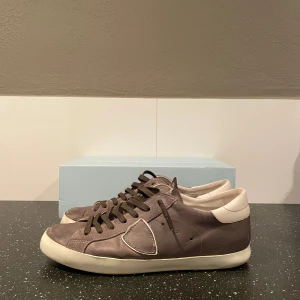 Phillipe model skor  - Phillipe model skor i relativt bra skick. 7,5/10). Box ingår, byte kan vara intressant.  Priset är inte hugget i sten. Skriv vid intresse! 🙌 Perfekta skorna nu till slutet av sommarn och början av hösten. Riktigt feta skor och passar alla! Kan möjligt gå ner nån hundralapp vid snabb affär. Mvh William