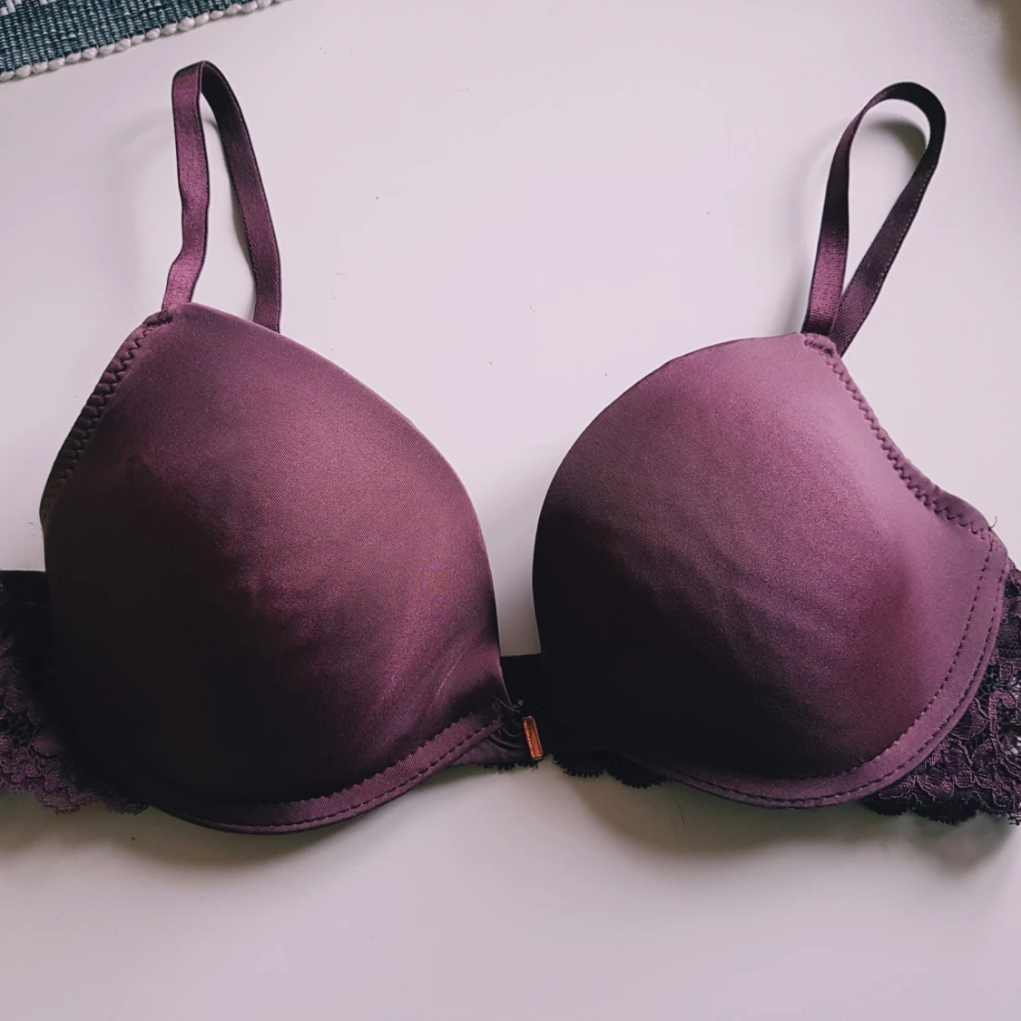 Vinröd bh med spetsdetaljer strl 80 B