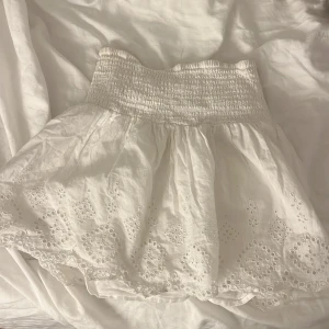 Vit kortkjol med broderi från Gina Tricot - Säljer en jätte söt kjol i från Gina, kjolen är i storlek 134/140.kjolen är väl använd men i väldigt bra skick skriv om ni vill ha mer bilder eller om ni har frågor💕