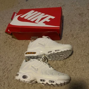 Nike Air Max Plus  - Säljer helt nya Nike air Max. Som jag fick i present, kostar 2300kr nya. Säljer endast för 950kr. Storlek 41! Ny skick aldrig använda. Påse box osv ingår!. Hör av er vid minsta funderingar. 